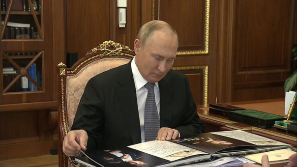 Президенту подарили фотоальбом по мотивам акции "Жены героев"