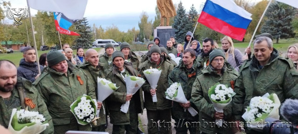 "Настоящие герои, потому что выстояли и выжили". В ДНР вернулись 14 военнослужащих Народной милиции, освобожденных из плена.