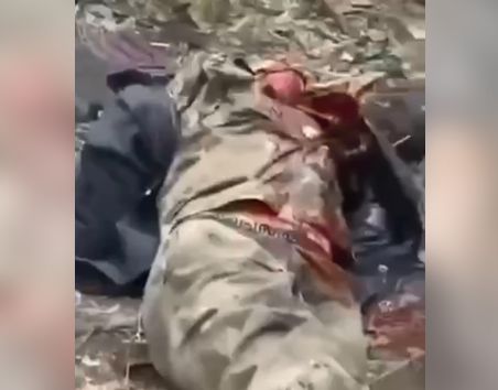 [18+] Опубликовано еще одно видео, на котором украинские боевики расстреливают взятых в плен российских военнослужащих.