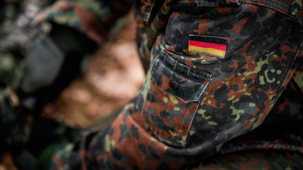 Солдатам бундесвера выдали форму с символами SS