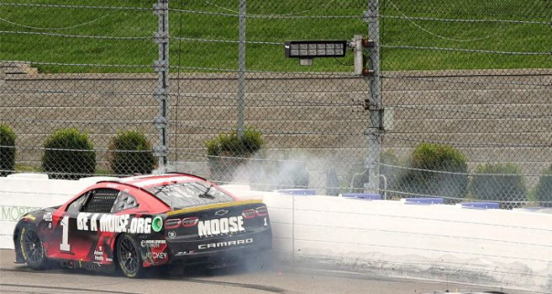 Гонщик NASCAR специально врезался в стену, чтобы опередить пятерых соперников