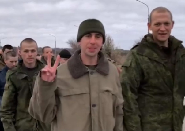 Украинские нацисты во Львове заставляли работать российских пленных на холоде