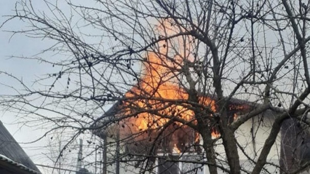 Два снаряда попали в жилой дом в курском селе