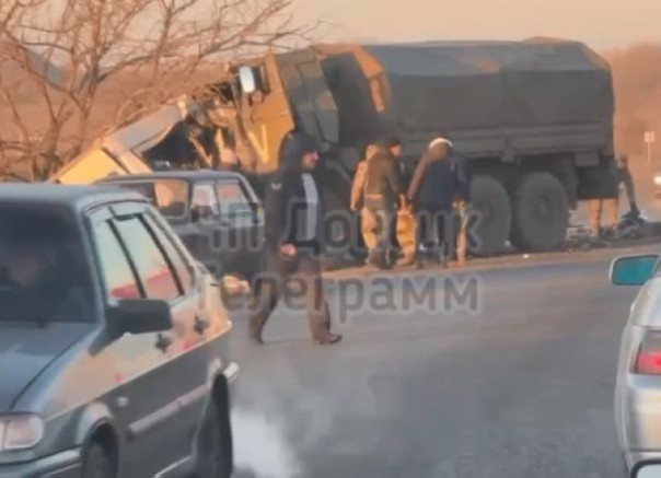 Микроавтобус и грузовик столкнулись под Шахтерском, погибли 15 человек