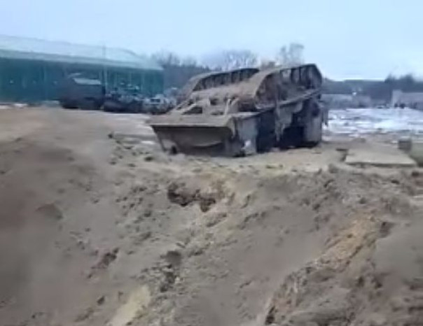 Последствие удара ракеты укрофашистов в городе Клинцы (Брянская область): огромная воронка и уничтоженная техника