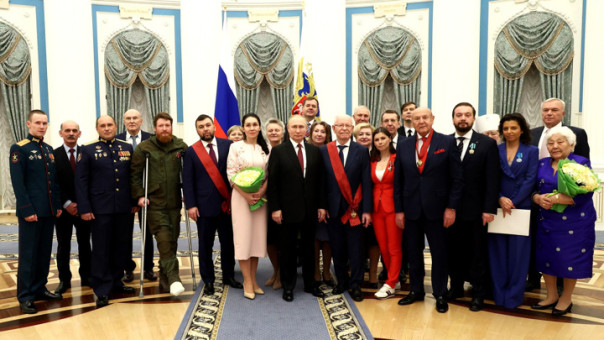 Владимир Путин наградил ряд военных и деятелей культуры