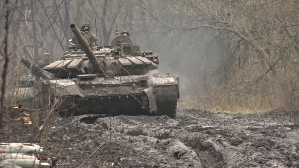 От Донецка противник отодвигается медленно, но верно