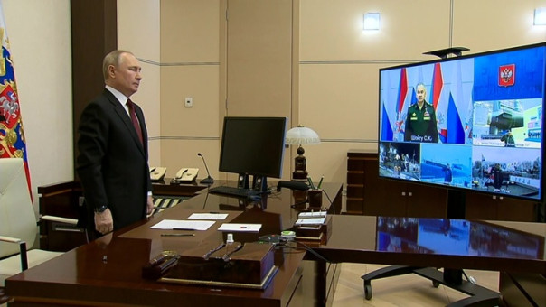 Владимир Путин по видеосвязи принял участие в церемонии спуска на воду атомного подводного крейсера "Император Александр III".