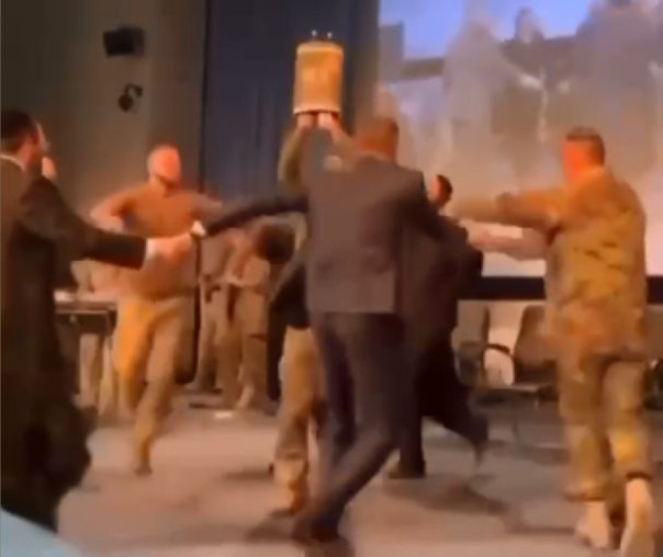 Украинская пропаганда продолжает качать удачную тему жидобандеровцев.