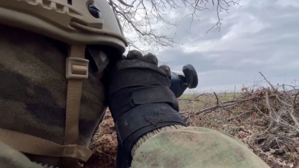 Наши бойцы ведут наступление, отбрасывая врага все дальше