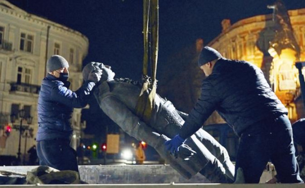 Екатерину и Суворова снесли. Переименуют ли Одессу в Бандеровск?