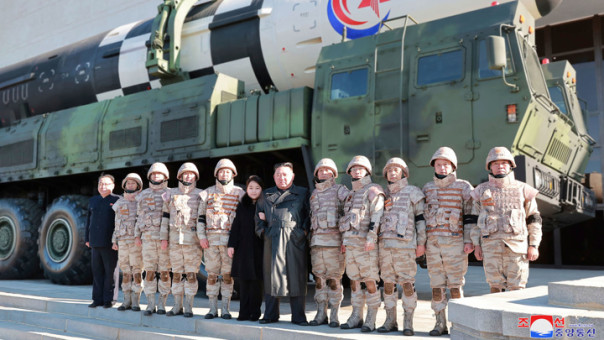 Лидер КНДР с дочерью осмотрел склад ядерных ракет