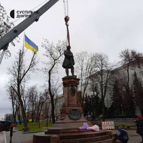 В Днепре снесли памятник российскому учёному Михаилу Ломоносову