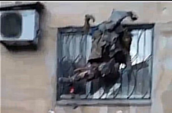 "Укрофашисты в ужасе выпрыгивали в окна с пятого этажа". Видео от бойцов ЧВК "Вагнер" из Соледара. (18+)