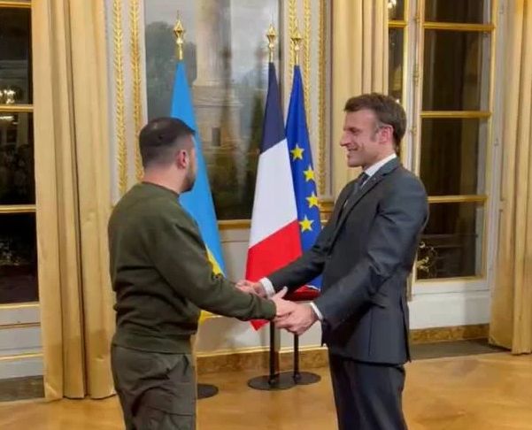 Макрон наградил Зеленского орденом Почетного легиона