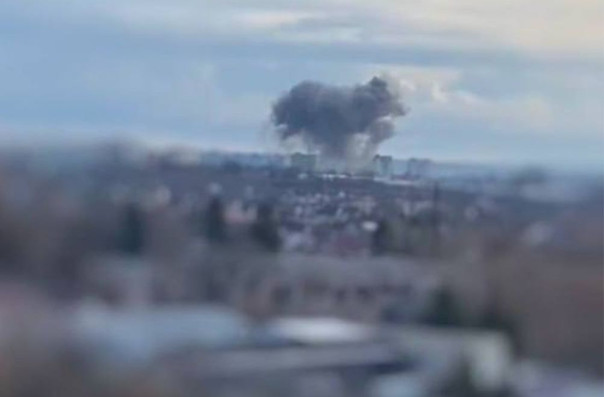 Серия взрывов произошла в Хмельницком, столб черного дыма виден из всех частей города