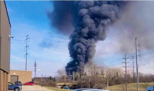 Череда странных взрывов и технокатастроф продолжается в США: теперь после взрыва пылает металлургический завод в Оквуд-Виллидж, штат Огайо.
