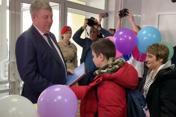 Богомаз подарил 10-летнему брянскому герою Феде новый дом и поздравил мальчика с выпиской из больницы