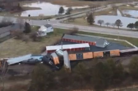 "Наша ежедневная рубрика": В Аризоне сошел с рельсов поезд, перевозивший опасные вещества