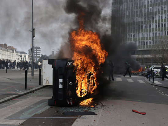 По всей Франции начались столкновения, штурмом взят аэропорт Биаррица