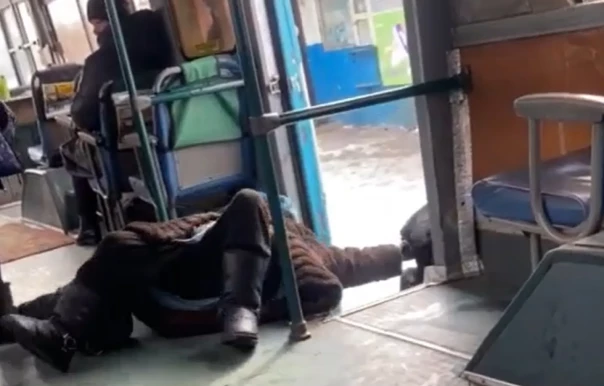 Выкинувшего бабушку из автобуса водителя задержали в Хабаровском крае