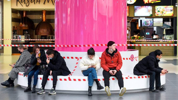 С места в курьеры: как подростков учат плохому на фуд-кортах