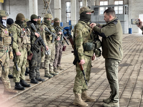«Пример настоящего русского воинского братства»: Денис Пушилин наградил военнослужащих ЧВК «Вагнер»