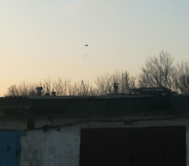 В небе над Донецком заметили парашютиста