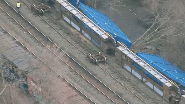 Грузовой состав сошел с рельсов в Массачусетсе