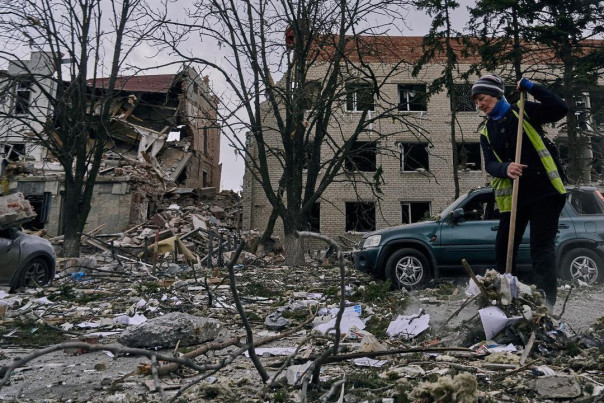 Ракетный удар ВС РФ был нанесен по зданию военкомата в Славянске.