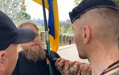 "Українською говори, москаль ти ср@ний. Геть нечиста сила" - упоротый нацист наехал на представителя УПЦ на территории Киево-Печерской Лавры