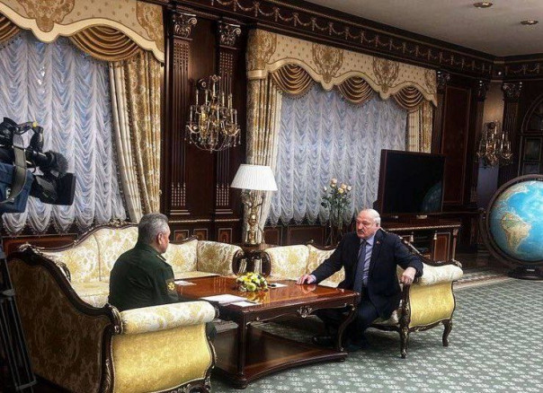 Президент Белоруссии Лукашенко проводит переговоры с министром обороны России Шойгу