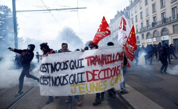 Выступление Макрона по пенсионной реформе вызвало стихийные протесты