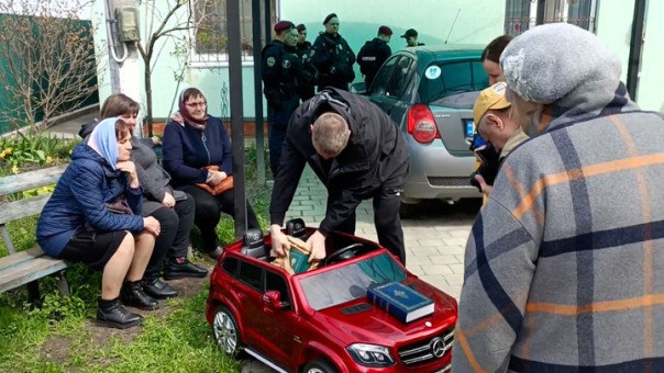 Украинские раскольники на камеру надругались над Библией