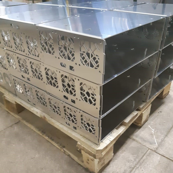 Какие технологии задействуются при изготовлении металлических корпусов