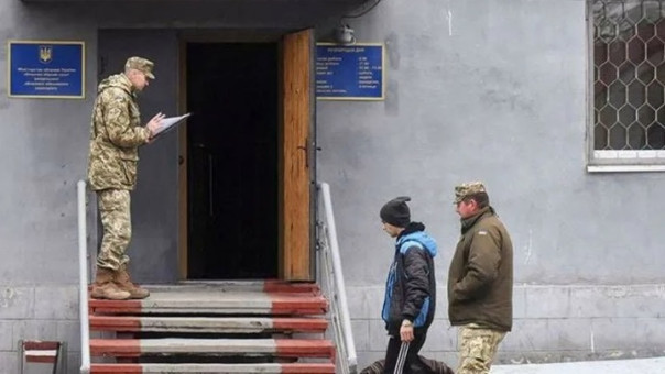 Жесткое вручение повестки военнообязанному украинцу попало на видео