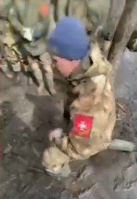 Политрук проводит инструктаж бойцам в зоне СВО