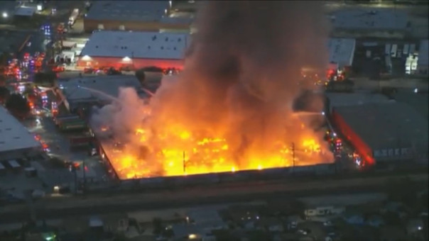 Пожар на складе в США охватил 30 тысяч квадратных метров | В Хьюстоне произошел крупный пожар на НПЗ компании Shell