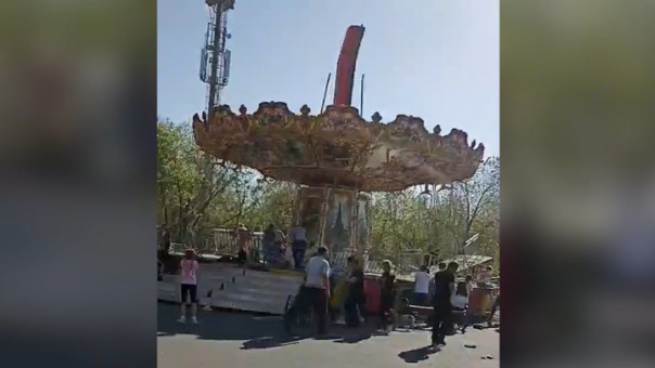 В парке Оренбурга рухнула карусель со взрослыми и детьми, пострадало порядка двух десятков человек