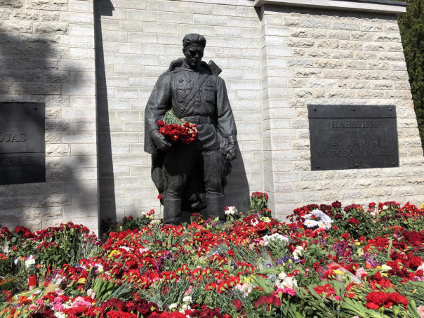 В Таллинне, на военном кладбище была задержана женщина за букет цветов с "неправильным " сочетанием цветов
