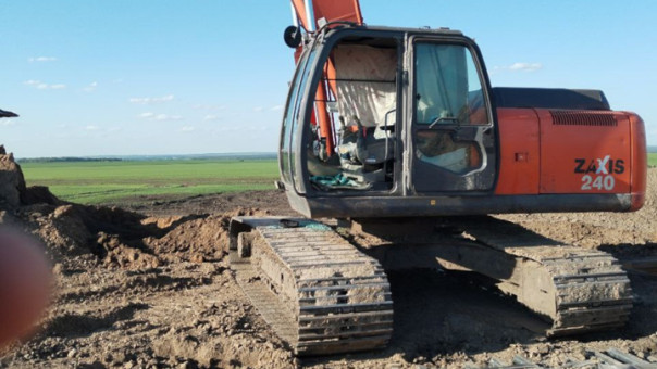 Украинский беспилотник сбросил бомбу на экскаватор в Курской области