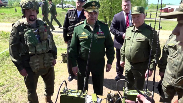 Шойгу проверил боеготовность контрактников
