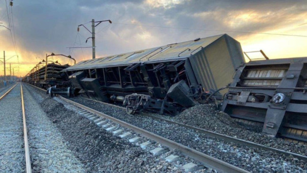 Пять вагонов сошли с рельсов и опрокинулись в Красноярском крае