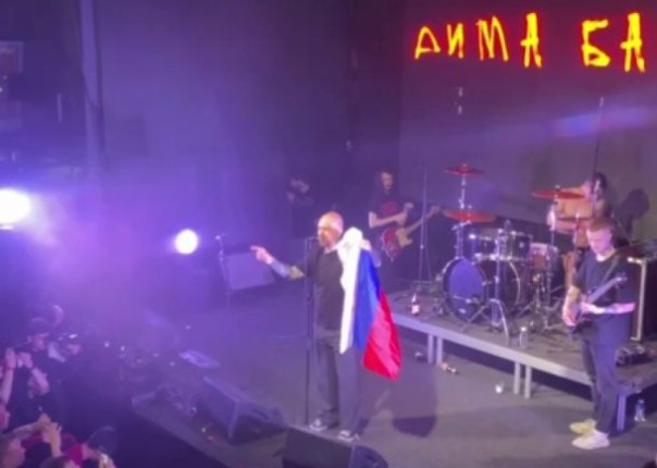 Лопату им в руки. Вместо флага…