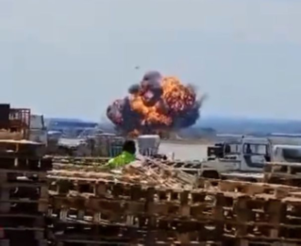 Хохлята учатся летать?! Истребитель F-18 разбился на испанской авиабазе в Сарагосе