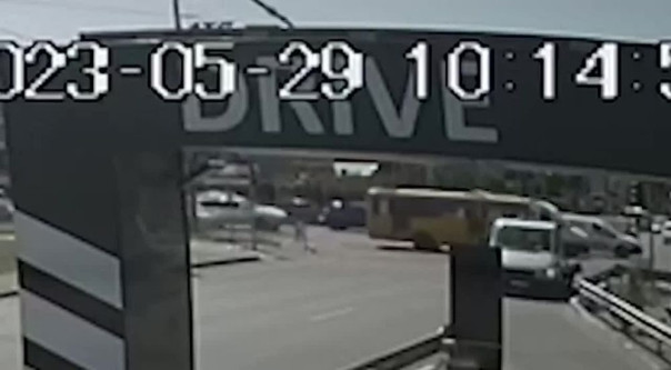 Хвостовик ракеты ЗРК «Patriot» чуть не раздавил на ходу пассажирский автобус в Киеве