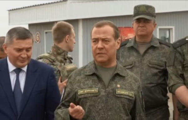 Террористический режим на Украине подлежит истреблению. Он должен быть уничтожен - Дмитрий Медведев