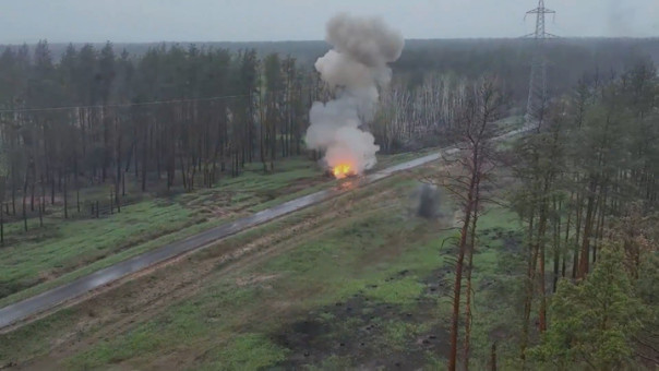 Кадры взрыва: смекалистый десантник уничтожил украинский танк