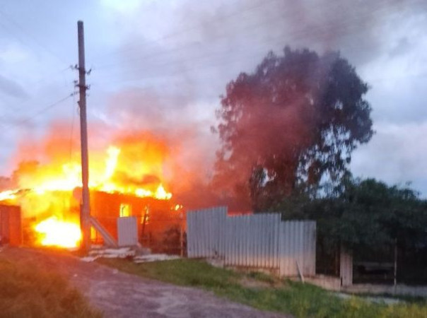 Укрофашисты выпустили 30 ракет из РСЗО по Горловке, загорелся жилой дом, три человека пострадали