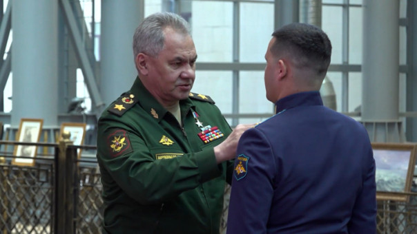 Шойгу вручил "Золотые звезды" героям СВО